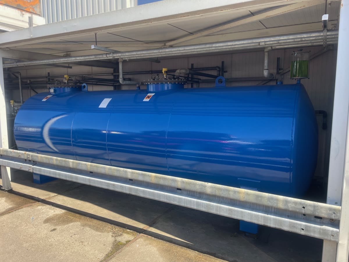Dezelfde opslagtank na het schilderwerk, egaal blauw afgewerkt